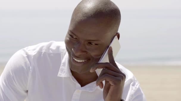 Man sitting at parapet and talking on phone — Stock Video