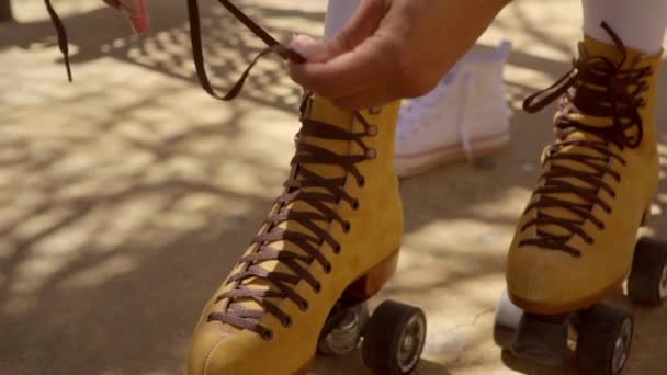 Girl puting on roller skates — Stock Video