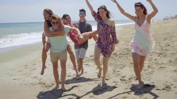 Підлітки гуляють на пляжі і розважаються — стокове відео