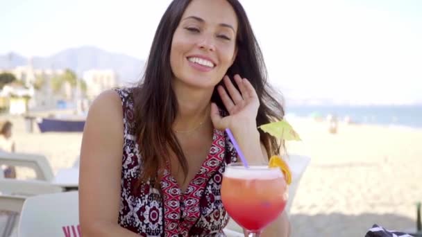 Женщина пьет свежий коктейль — стоковое видео