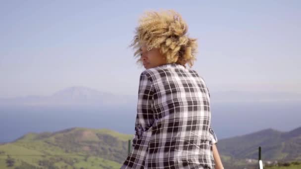 Femme bénéficiant d'une vue sur l'océan et les montagnes — Video