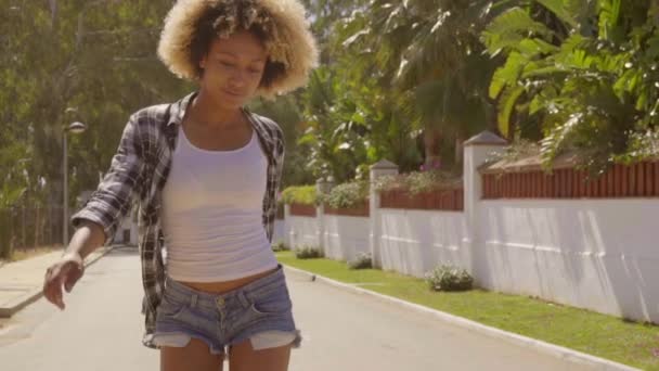 Gelukkige vrouw skateboarden op straat — Stockvideo