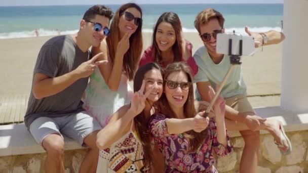 Persone che prendono selfie insieme — Video Stock