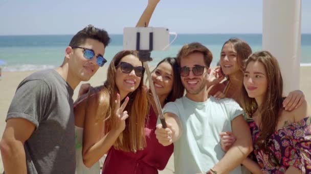 Personnes prenant selfie ensemble — Video