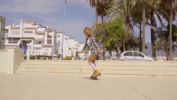 Mujer feliz patinaje en el parque — Vídeos de Stock