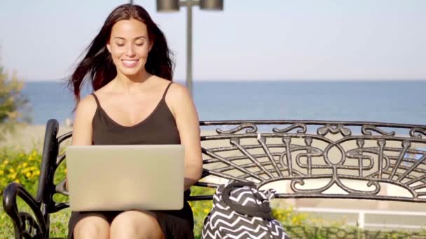 Vrouw werkt op laptop computer — Stockvideo