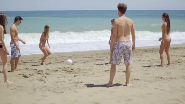 Emberek focizni homokos strandon — Stock videók