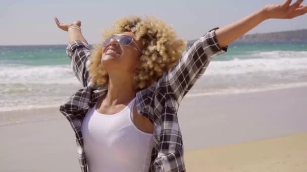 Mujer bonita caminando en la playa — Vídeos de Stock