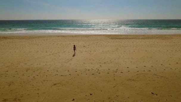 Mujer caminando y divirtiéndose en playa — Vídeos de Stock