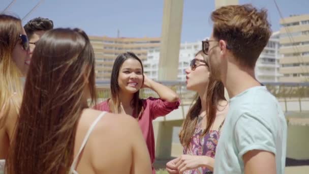 Adolescents debout sur la promenade urbaine — Video