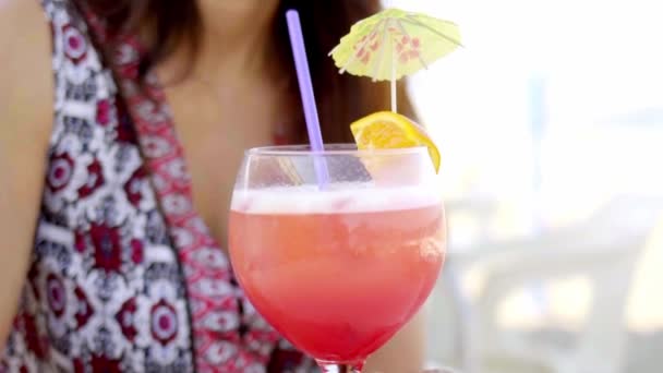 Donna che beve cocktail fresco — Video Stock