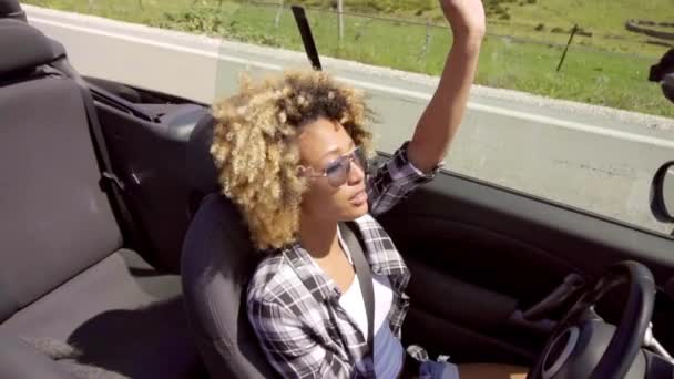 Femme conduisant en voiture avec toit ouvert — Video