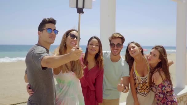 Personas tomando selfie juntos — Vídeo de stock