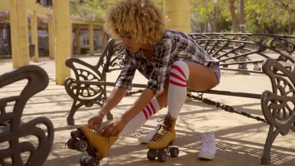 Дівчина одягає роликові ковзани — стокове відео