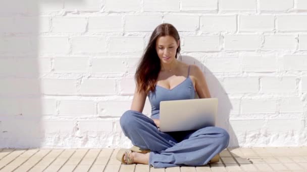 Vrouw werkt op laptop computer — Stockvideo