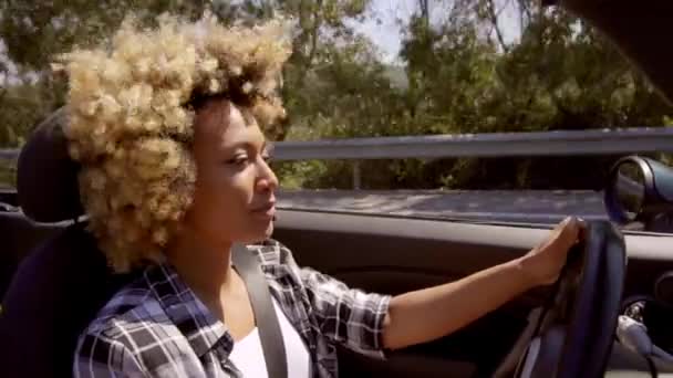Mulher dirigindo em carro com telhado aberto — Vídeo de Stock