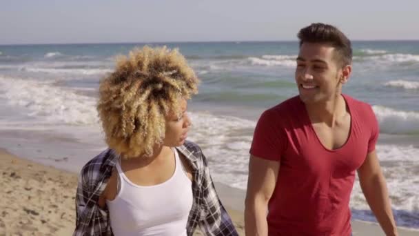 Couple romantique marchant sur la plage — Video