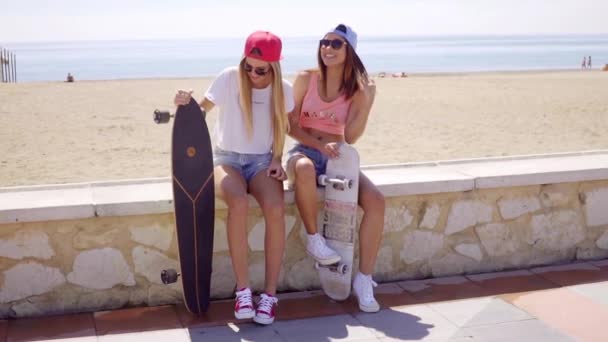 Amigos bonitos segurando skates na parede — Vídeo de Stock