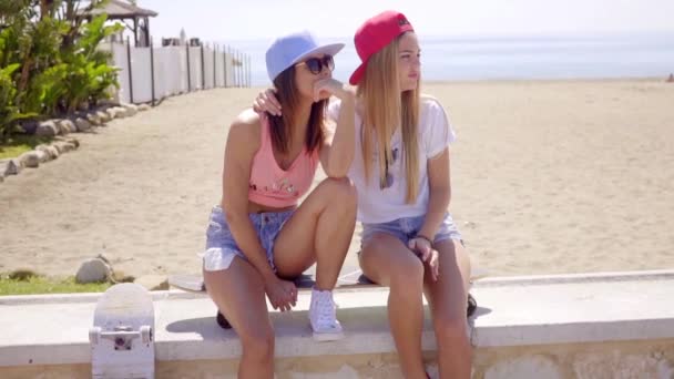 Две модные девушки со скейтбордами — стоковое видео