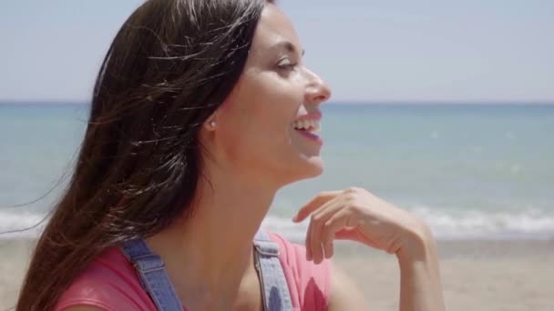 Señora disfrutando de tiempo en la playa — Vídeos de Stock