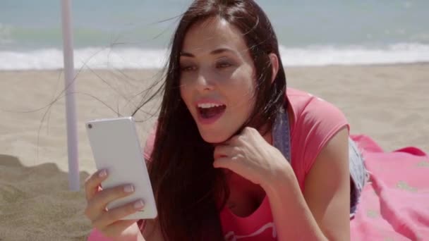 Женщина с помощью телефона на пляже — стоковое видео
