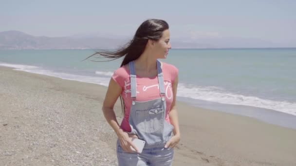 Woman looking at water waves — 图库视频影像