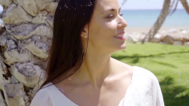 Woman near green grass and palm trees — Stock videók