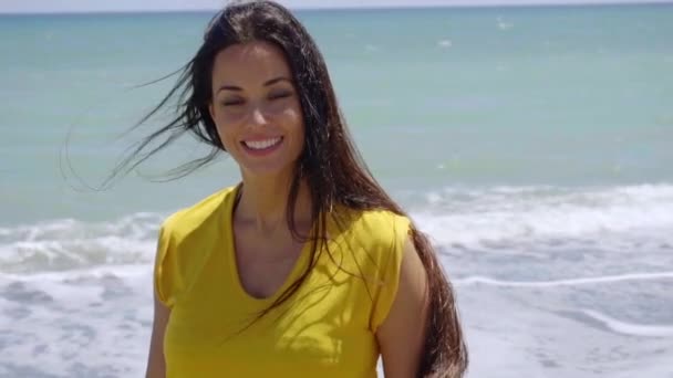 Mujer disfrutando del sol en la playa — Vídeos de Stock