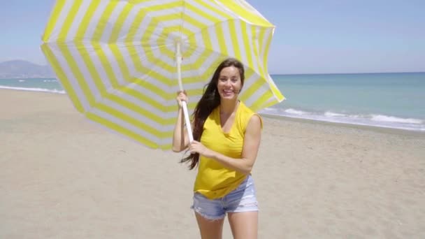 Woman holding sun umbrella — Stok video