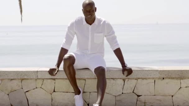 Modellt ül az óceán és a homokos strand közelében — Stock videók