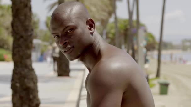 Homme musclé torse nu près de la plage de sable — Video