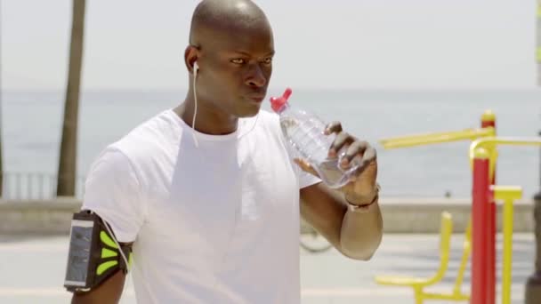 Человек пьет воду после упражнений — стоковое видео