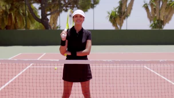 Tennisspielerin trainiert unter heißer Sonne — Stockvideo