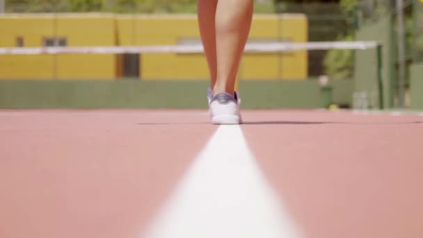 Vrouw speler wandelen langs de lijn — Stockvideo