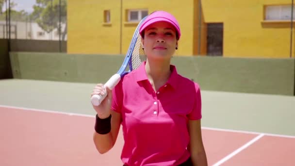 Femme joueuse marchant sur le court de tennis — Video