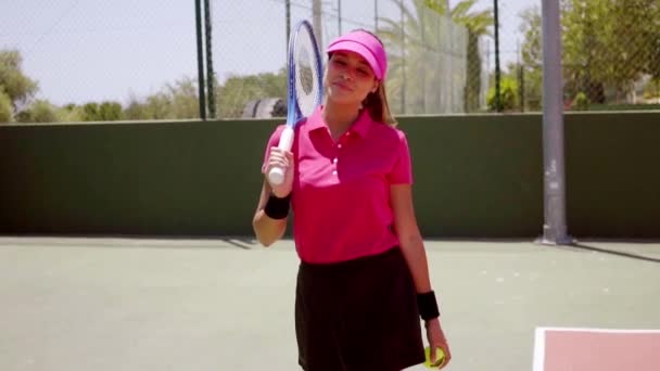 Женщина игрок ходить по теннисному корту — стоковое видео