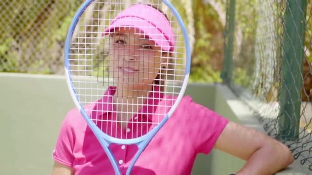 Jugador de tenis sonriendo a través de raqueta — Vídeos de Stock