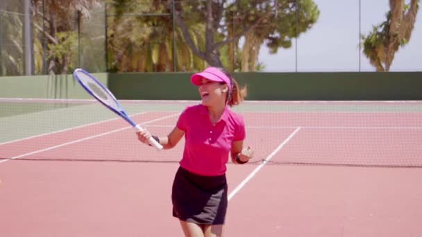 Возбужденная теннисистка аплодирует — стоковое видео
