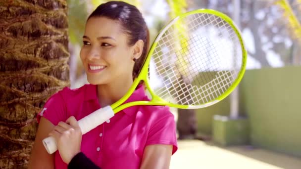 Kvinna med tennisracket bredvid palm tree — Stockvideo