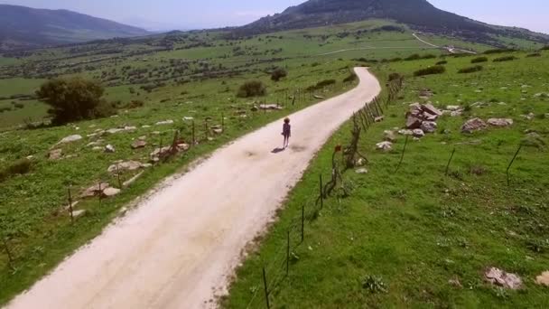 Estrada com menina ambulante — Vídeo de Stock