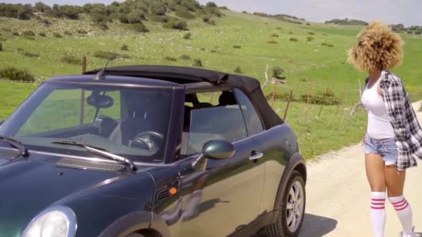 Femme regardant autour sur le parking — Video