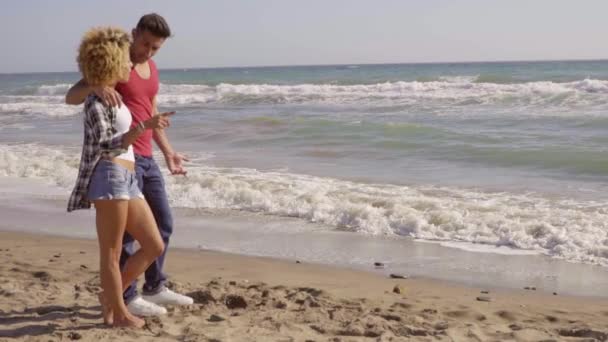 Çift sahilde dururken — Stok video