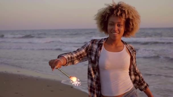 Танцующая женщина со свечами фонтана — стоковое видео