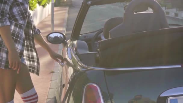 Женщина открывает дверь машины — стоковое видео