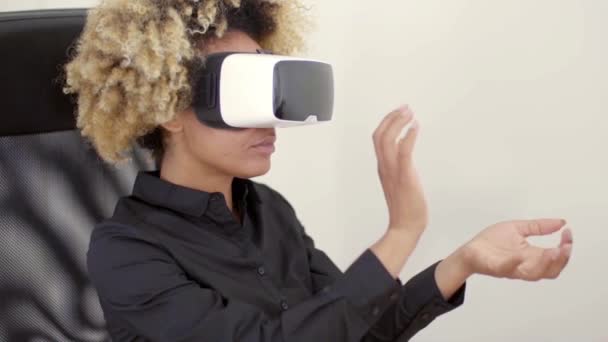 Zakenvrouw werken in virtuele werkelijkheid — Stockvideo