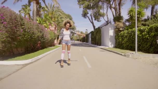 Femme heureuse patinant dans la rue — Video