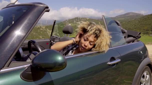 Vrouw rijden in auto met open dak — Stockvideo