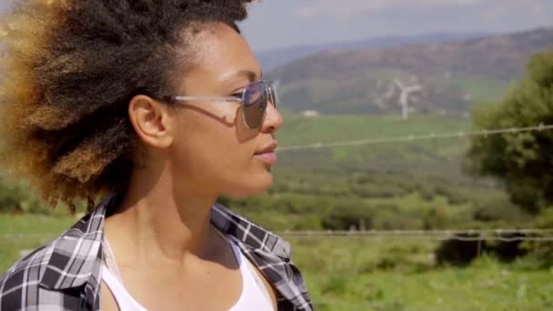 Mujer caminando sola en el campo — Vídeo de stock