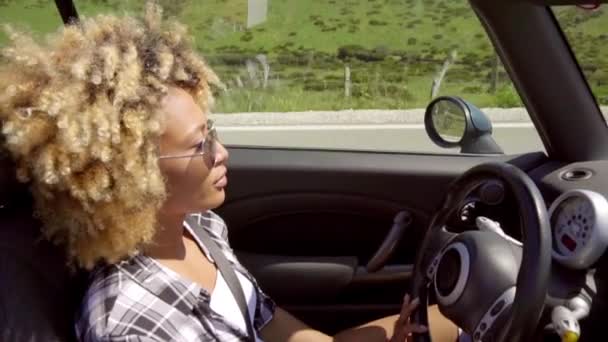 Kadın sürüş cabriolet — Stok video