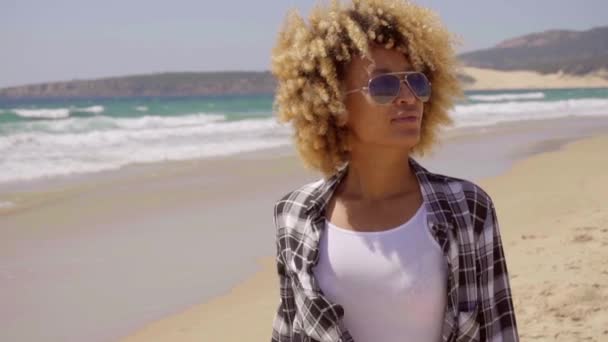 Szép nő, séta a strand — Stock videók